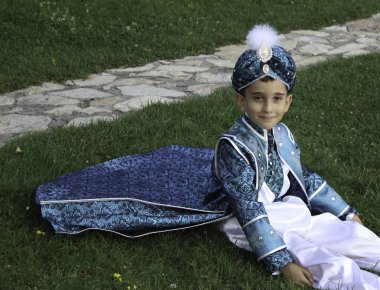 sünnet çocuk geleneksel giyim giymiş