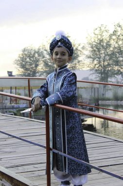 sünnet çocuk geleneksel giyim giymiş