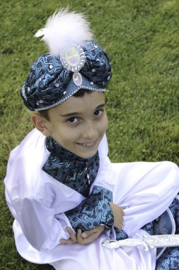 sünnet çocuk geleneksel giyim giymiş