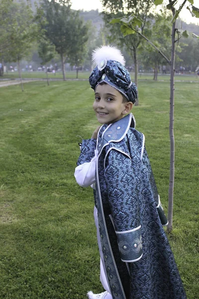 Niño de la circuncisión vestido con ropa tradicional Fotos De Stock