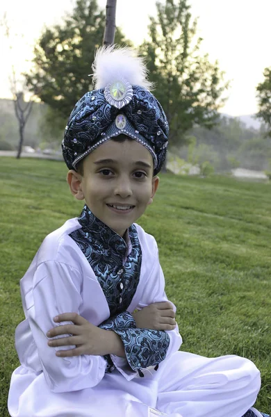 Обрізання хлопчик одягнений в традиційний одяг — стокове фото
