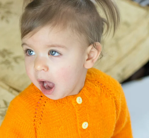 Petite Fille Aux Yeux Verts Debout Et Aux Yeux Verts Contexte Enfant Stock Photo