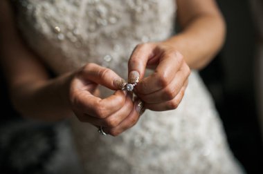 Gelin nişan yüzüğünü holding