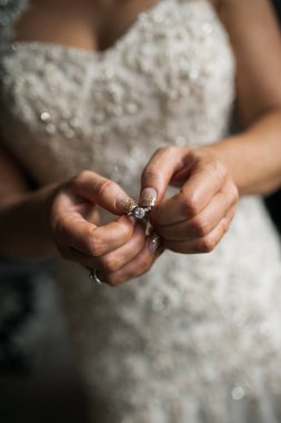 Gelin nişan yüzüğünü holding
