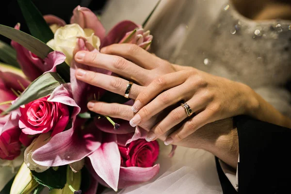 Casal Noivas Mostrando Suas Alianças Casamento Fotos De Bancos De Imagens Sem Royalties
