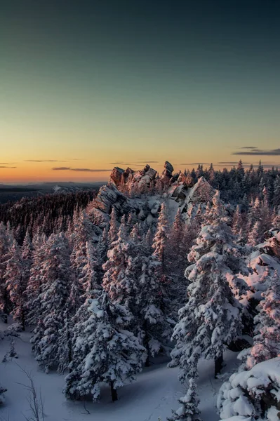 Bosque Cubierto Nieve Las Montañas Amanecer Paisaje Invierno —  Fotos de Stock