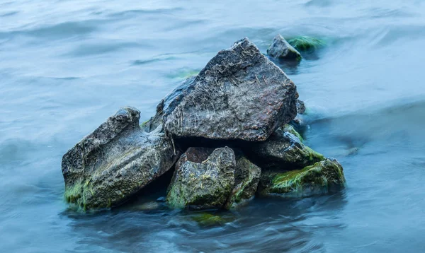 Pierres Humides Couvertes Boue Verte Parmi Les Vagues — Photo