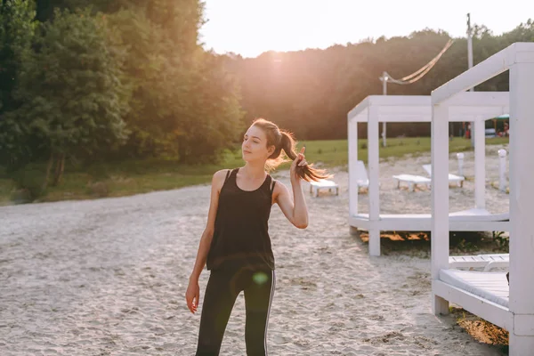 Starke Zuversicht Mädchen Offene Arme Unter Dem Sonnenaufgang Meer — Stockfoto