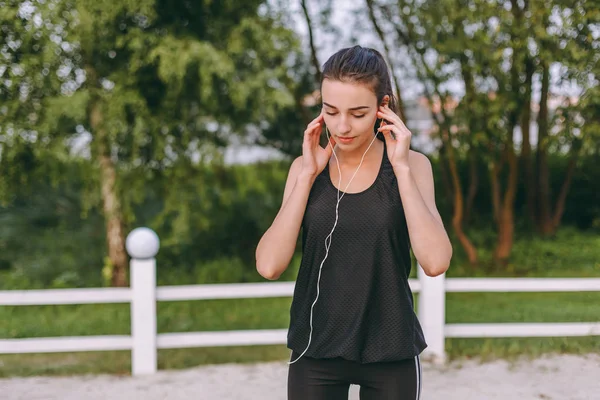 Çalışan kadın. Kadın atlet bir parkta açık egzersiz sırasında koşu. Güzel kız uygun. Fitness modeli açık havada. Kilo kaybı. Sağlıklı bir yaşam tarzı. Sabah