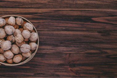 ahşap zemin üzerine fındık