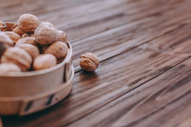 ahşap zemin üzerine fındık