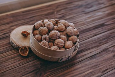 ahşap zemin üzerine fındık