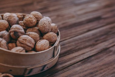 ahşap zemin üzerine fındık