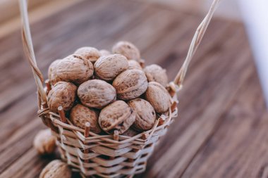 ahşap arka plan üzerinde bir sepet içinde fındık