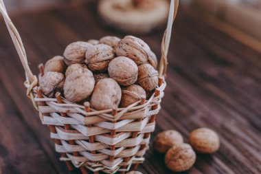 ahşap arka plan üzerinde bir sepet içinde fındık