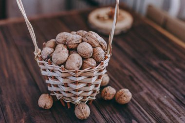 ahşap arka plan üzerinde bir sepet içinde fındık