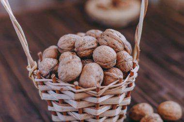 ahşap arka plan üzerinde bir sepet içinde fındık