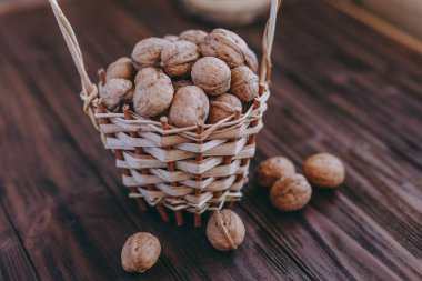 ahşap arka plan üzerinde bir sepet içinde fındık