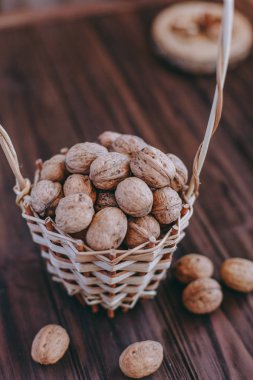 ahşap arka plan üzerinde bir sepet içinde fındık