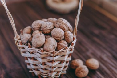 ahşap arka plan üzerinde bir sepet içinde fındık