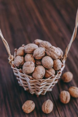 ahşap arka plan üzerinde bir sepet içinde fındık