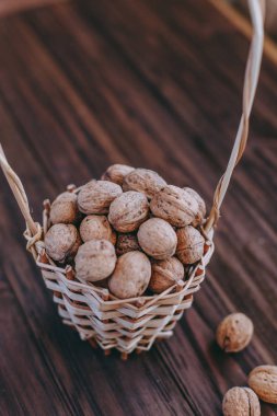 ahşap arka plan üzerinde bir sepet içinde fındık