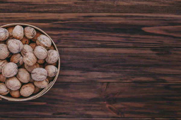 ahşap zemin üzerine fındık