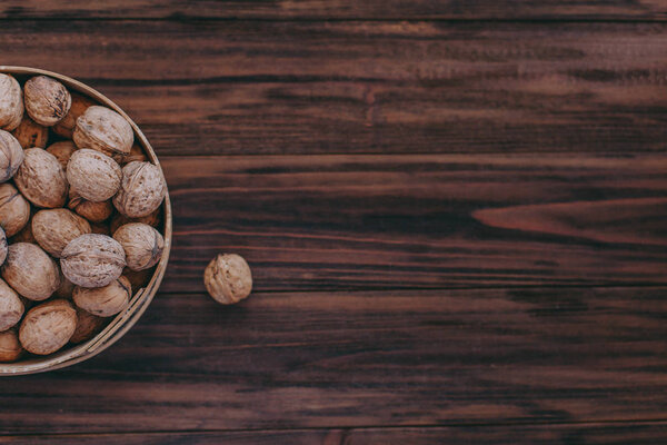 орехи на деревянном фоне
