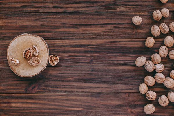 орехи на деревянном фоне
