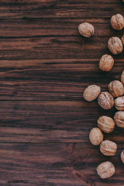 орехи на деревянном фоне
