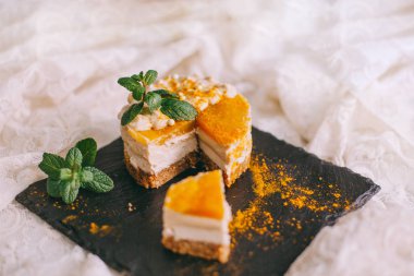 beyaz bir arka plan üzerinde siyah bir tepside kek