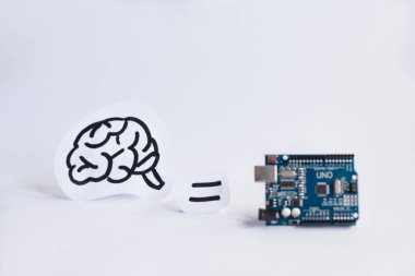 Ternopil, Ukrayna - 19 Nisan 2019: Arduino Uno. Mikro kontrolör. Teknoloji. Elektronik bilgi işlem makinesi. Kavram. Yüksek zeka. Beyin. Dıy. Aı. Buhar.