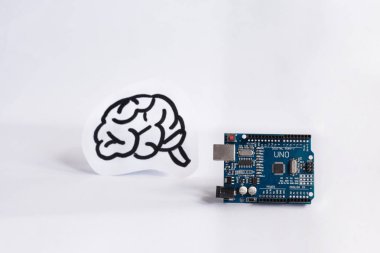 Ternopil, Ukrayna - 19 Nisan 2019: Arduino Uno. Mikro kontrolör. Teknoloji. Elektronik bilgi işlem makinesi. Kavram. Yüksek zeka. Beyin. Bilim. Beyaz arka plan.