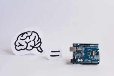 Ternopil, Ukrayna - 19 Nisan 2019: Arduino Uno. Mikro kontrolör. Teknoloji. Elektronik bilgi işlem makinesi. Kavram. Yüksek zeka. Beyin. Çocuklar ve gençler için stem eğitimi, robotik ve 
