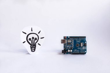 Ternopil, Ukrayna - 19 Nisan 2019: Arduino Uno. Arduino. Mikro kontrolör. Teknoloji. Arka planda bir ampul resmi. Kavram. Yüksek zeka. Fikir.