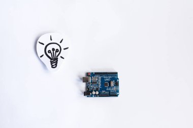 Ternopil, Ukrayna - 19 Nisan 2019: Arduino Uno. Arduino. Mikro kontrolör. Teknoloji. Arka planda bir ampul resmi. Kavram. Yüksek zeka. Fikir.