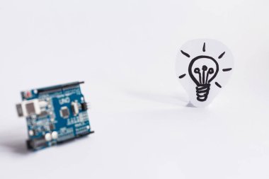 Ternopil, Ukrayna - 19 Nisan 2019: Arduino Uno. Arduino. Mikro kontrolör. Teknoloji. Arka planda bir ampul resmi. Fikir. Bilim. Endüstriyel.