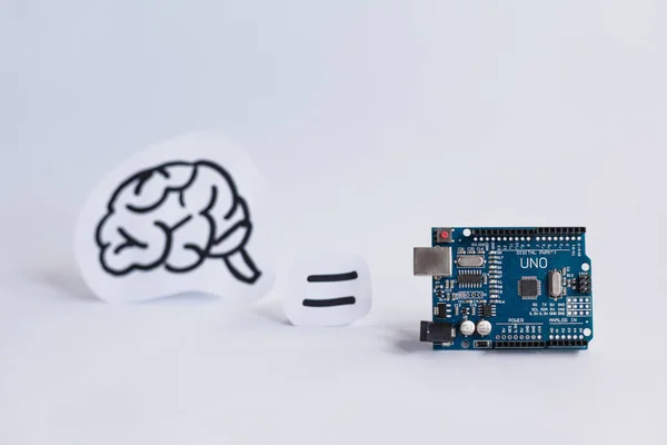 Ternopil, Ukrayna - 19 Nisan 2019: Arduino Uno. Mikro kontrolör. Teknoloji. Elektronik bilgi işlem makinesi. Kavram. Yüksek zeka. Beyin. Çocuklar ve gençler için stem eğitimi, robotik ve 