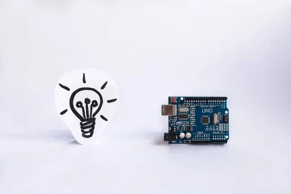 Ternopil, Ukrayna - 19 Nisan 2019: Arduino Uno. Arduino. Mikro kontrolör. Teknoloji. Arka planda bir ampul resmi. Kavram. Yüksek zeka. Fikir.