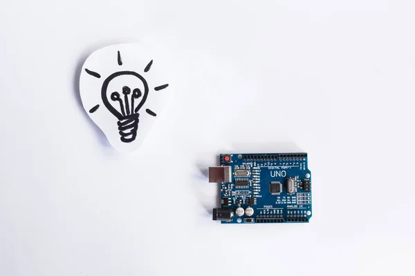 Ternopil, Ukrayna - 19 Nisan 2019: Arduino Uno. Arduino. Mikro kontrolör. Teknoloji. Arka planda bir ampul resmi. Fikir. Bilim.