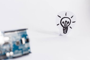 Ternopil, Ukrayna - 19 Nisan 2019: Arduino Uno. Arduino. Mikro kontrolör. Teknoloji. Arka planda bir ampul resmi. Fikir. Bilim. Endüstriyel.