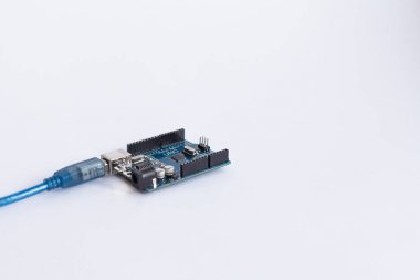 Ternopil, Ukrayna - 19 Nisan 2019: Arduino Uno. Mikro kontrolör. Teknoloji. Usb kablosu ile Pc'ye bağlı geliştirme platformu. Elektronik bilgi işlem makinesi. Kavram. Yüksek zeka.