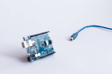 Ternopil, Ukrayna - 19 Nisan 2019: Arduino Uno. Mikro kontrolör. Teknoloji. Elektronik bilgi işlem makinesi. Kavram. Yüksek zeka. Çocuklar ve gençler için stem eğitimi, robotik ve elektro