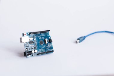 Ternopil, Ukrayna - 19 Nisan 2019: Arduino Uno. Mikro kontrolör. Teknoloji. Elektronik bilgi işlem makinesi. Kavram. Yüksek zeka. Çocuklar ve gençler için stem eğitimi, robotik ve elektro
