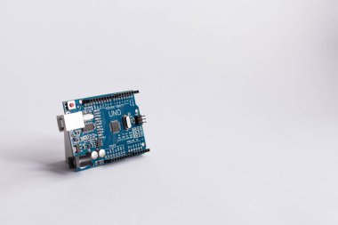 Ternopil, Ukrayna - 19 Nisan 2019: Arduino Uno. Mikro kontrolör. Teknoloji. Elektronik bilgi işlem makinesi. Kavram. Yüksek zeka. Metin için boş alan. Stem eğitimi.