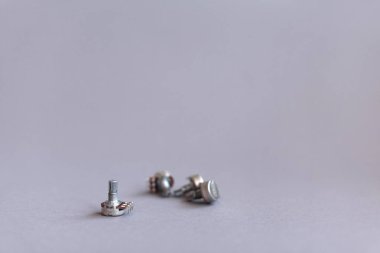 Potansiyometreler gri arka plan üzerinde duruyor. Birçok Potansiyometre. Elektronik komponent potansiyometresinin makro yakın çekim
