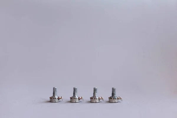 Potentiomètres debout sur le fond gris. De nombreux potentiomètres. Macro gros plan du potentiomètre à composants électroniques — Photo