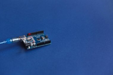 Ternopil, Ukrayna - 5 Mayıs 2019: Usb kablosu ile Pc'ye bağlı programlama eğitim geliştirme platformu için Arduino Uno panoları. Mikro kontrolör. Teknoloji. Elektronik bilgi işlem makinesi. Kavram