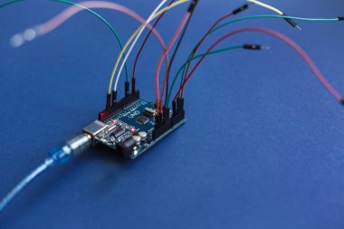 Ternopil, Ukrayna - 5 Mayıs 2019: Basit otomasyon sistemleri ve robotik, mikrodevre, dijital cihazlar, interaktif nesneler oluşturmak için teller geliştirilmesi için Arduino Uno kurulu mikro denetleyici