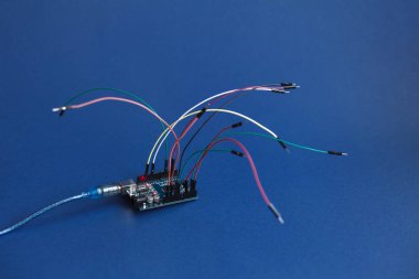 Ternopil, Ukrayna - 5 Mayıs 2019: Basit otomasyon sistemleri ve robotik, mikrodevre, dijital cihazlar, interaktif nesneler oluşturmak için teller geliştirilmesi için Arduino Uno kurulu mikro denetleyici